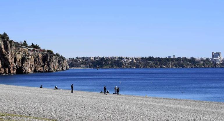 Soğuk hava Antalyada da hissedildi, güneşe rağmen sahil boş kaldı