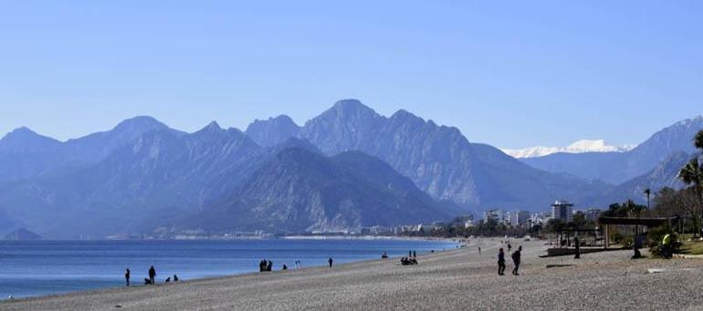 Soğuk hava Antalyada da hissedildi, güneşe rağmen sahil boş kaldı