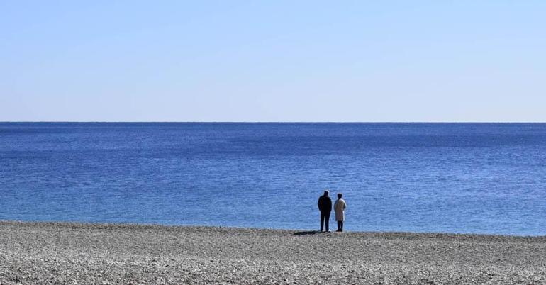 Soğuk hava Antalyada da hissedildi, güneşe rağmen sahil boş kaldı