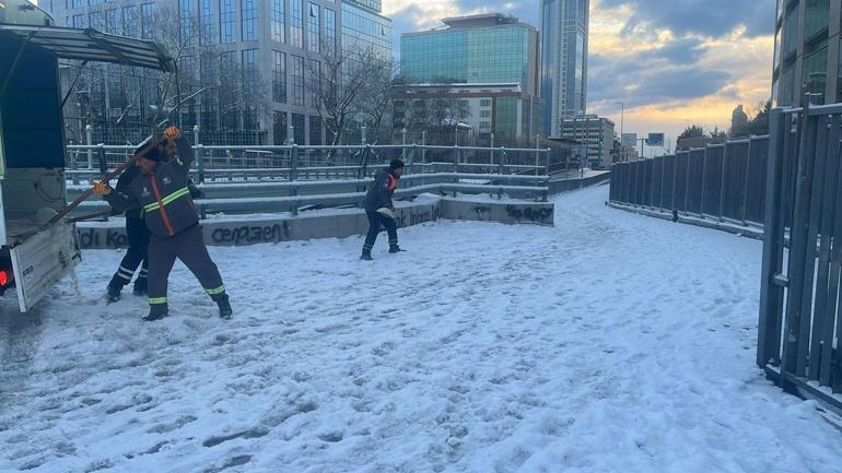 İstanbulda kar kalınlığı yer yer 47 cmye ulaştı; 85 bin 805 ton tuz kullanıldı