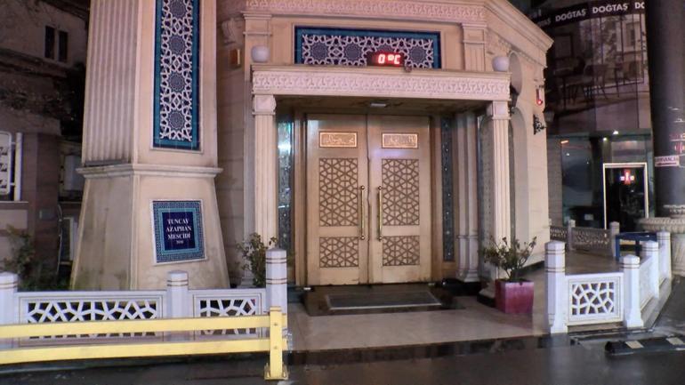 İstanbulda araçların camları buz tuttu; ekipler yolları tuzladı