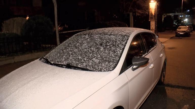 İstanbulda araçların camları buz tuttu; ekipler yolları tuzladı