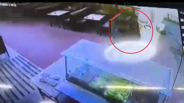 Birlikte yürüdüğü arkadaşını tabancayla bacağından vurup kaçtı; o anlar kamerada