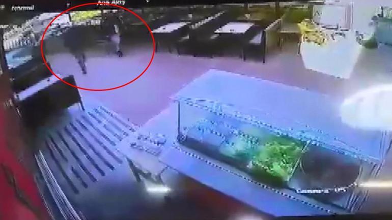 Birlikte yürüdüğü arkadaşını tabancayla bacağından vurup kaçtı; o anlar kamerada