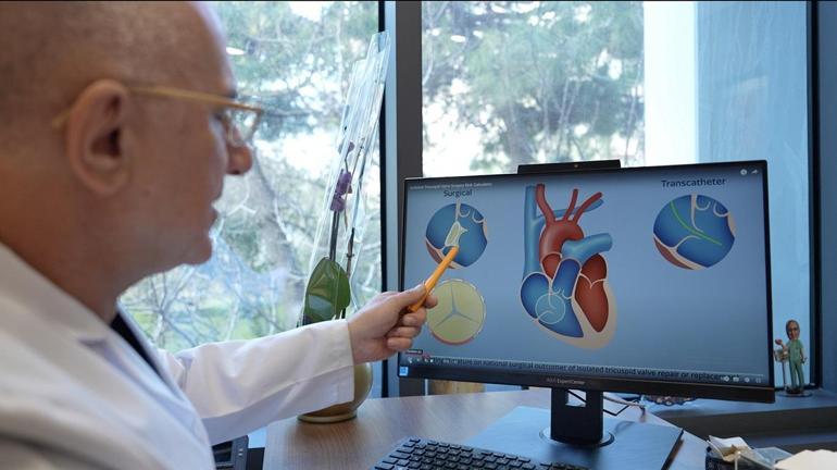 Triküspit kapak yetmezliği teşhisi konulan 74 yaşındaki hasta, kalbi durdurulmadan tedavi edildi
