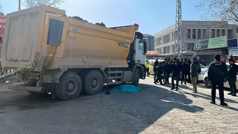 Yolun karşısına geçerken kamyonun çarptığı yaya öldü