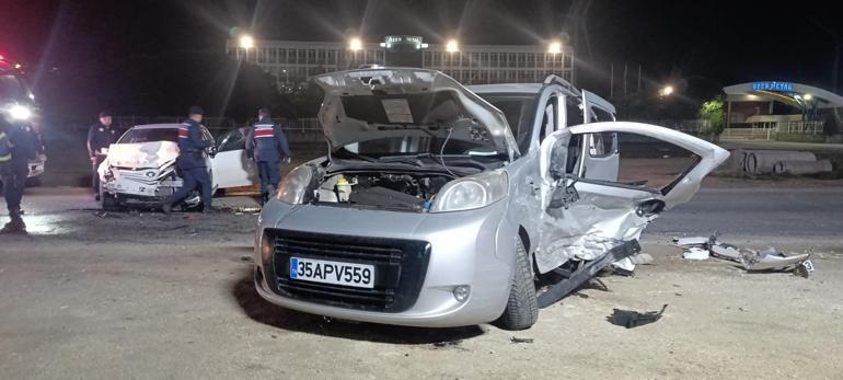 Hafif ticari araç ile otomobil çarpıştı: 6 yaralı