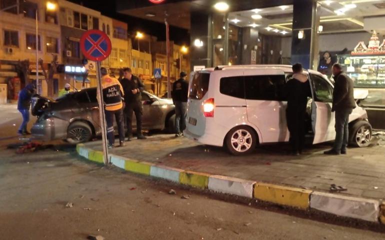 Hafif ticari araç otomobile çarptı; yaya son anda kurtuldu