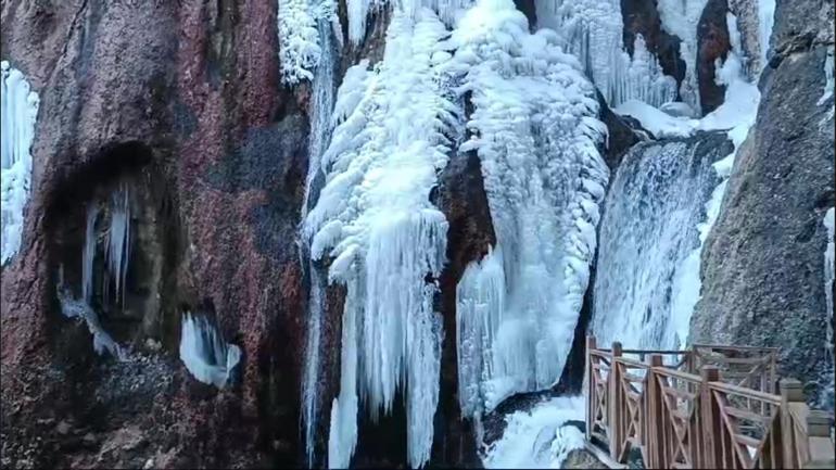 Malatyada Günpınar Şelalesi dondu