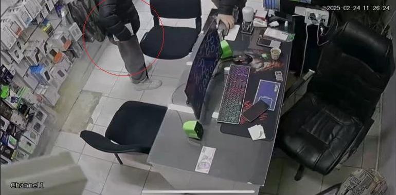 Elazığda 4 iş yerinden 60 bin TLlik cep telefonu ve aksesuar hırsızlığı kamerada