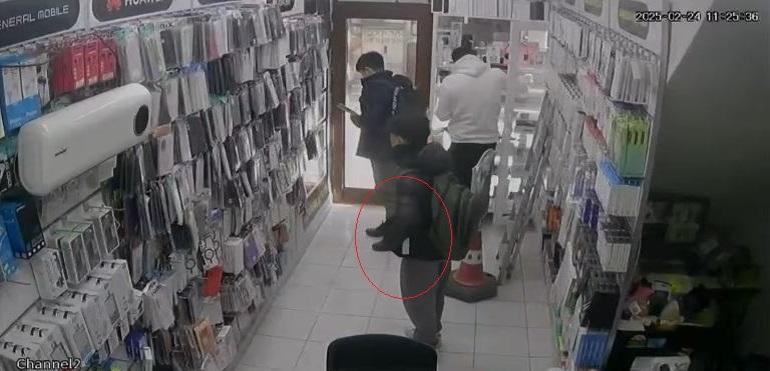 Elazığda 4 iş yerinden 60 bin TLlik cep telefonu ve aksesuar hırsızlığı kamerada