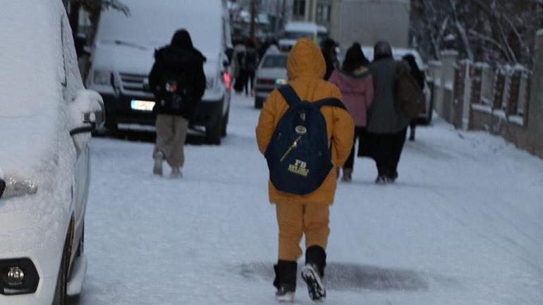 Vanın 3 ilçesinde eğitime kar engeli