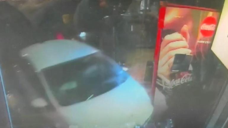 Beyoğlunda virajı alamayan otomobil büfeye çarptı; kaza kamerada