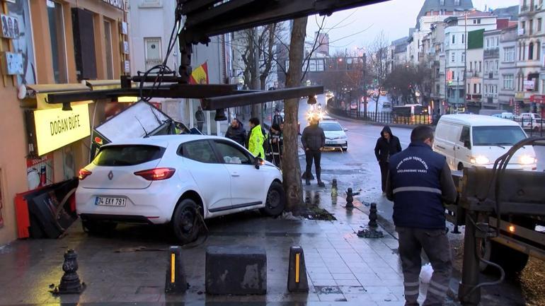 Beyoğlunda virajı alamayan otomobil büfeye çarptı; kaza kamerada