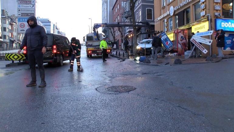 Beyoğlunda virajı alamayan otomobil büfeye çarptı; kaza kamerada