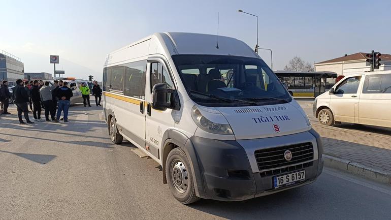 Servis minibüsüyle çarpışan motosikletin sürücüsü yaralandı