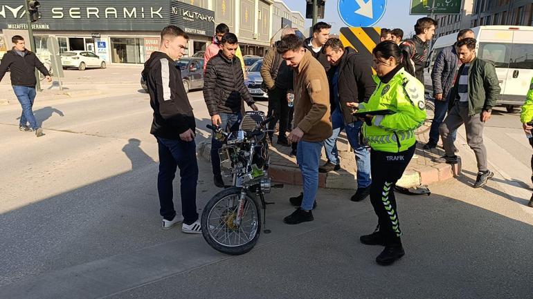 Servis minibüsüyle çarpışan motosikletin sürücüsü yaralandı