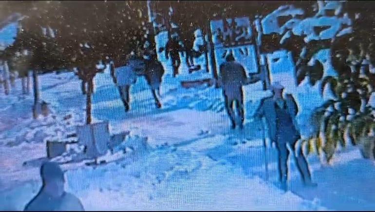 Karda kayıp düşen yaşlı adam öldü; o anlar kamerada