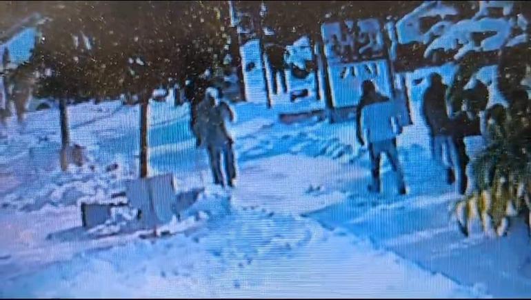 Karda kayıp düşen yaşlı adam öldü; o anlar kamerada