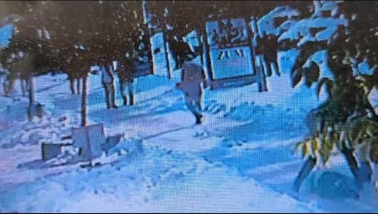 Karda kayıp düşen yaşlı adam öldü; o anlar kamerada