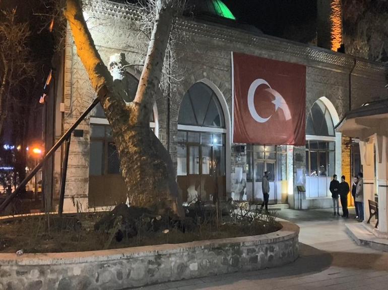 Tarihi caminin bahçesindeki 550 yıllık ağacın devrilme anı kamerada