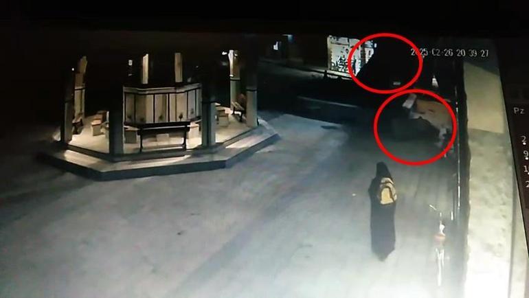 Tarihi caminin bahçesindeki 550 yıllık ağacın devrilme anı kamerada