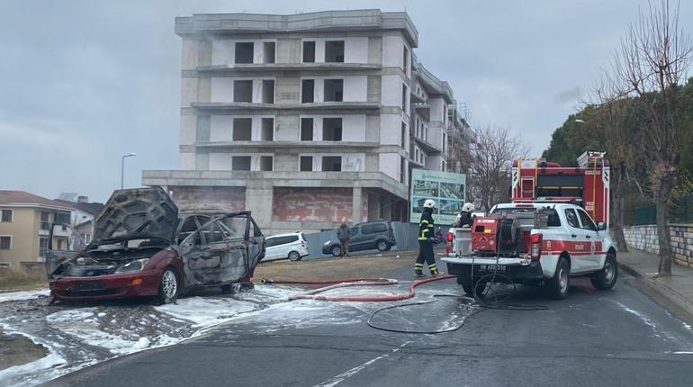 Seyir halindeyken alev alan otomobil yandı