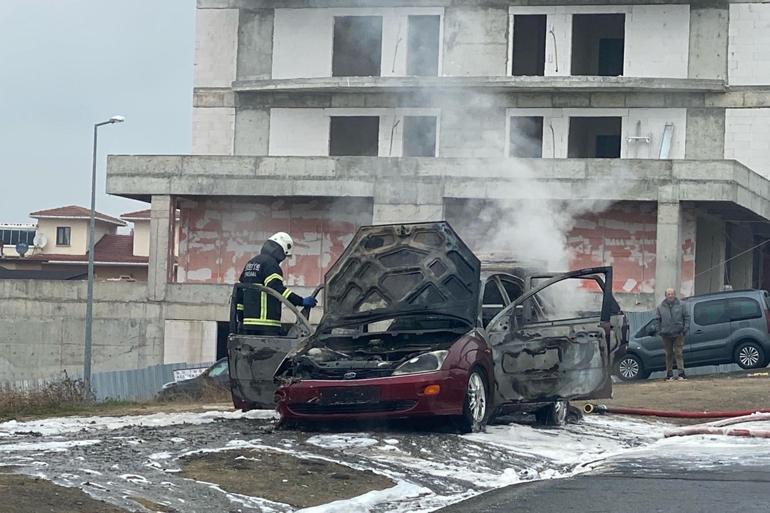 Seyir halindeyken alev alan otomobil yandı