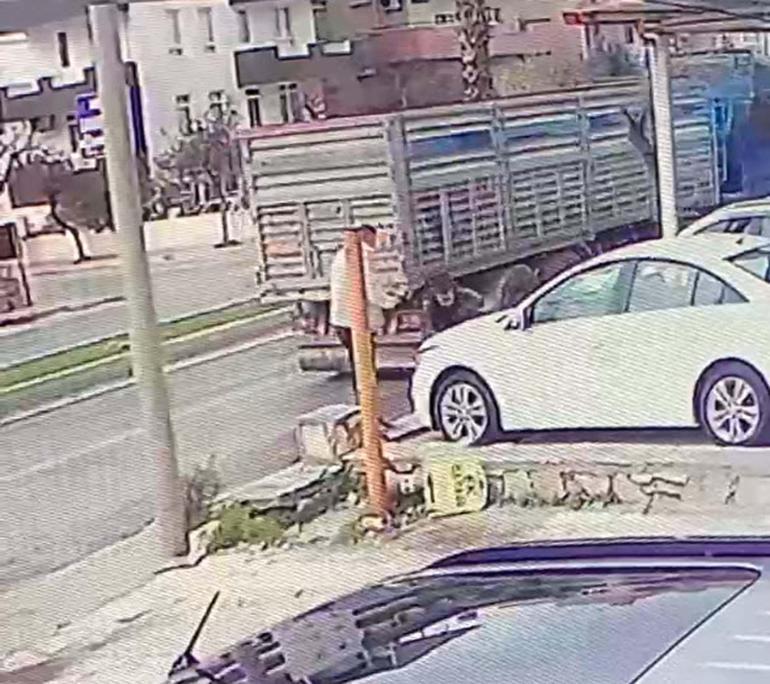 Husumetlisini sokak ortasında öldürdü; olay kamerada