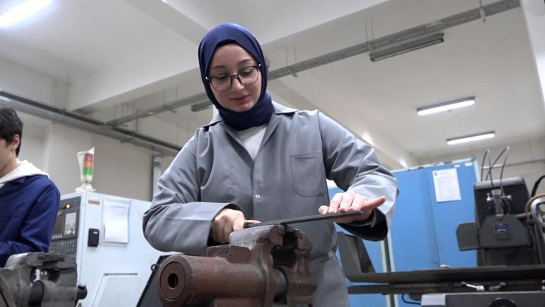 Makine bölümünün tek kız öğrencisi Nisa Nurun hayali mühendis olmak