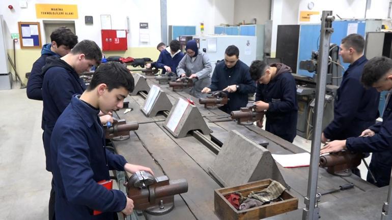 Makine bölümünün tek kız öğrencisi Nisa Nurun hayali mühendis olmak