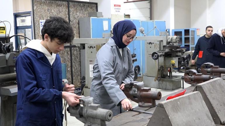 Makine bölümünün tek kız öğrencisi Nisa Nurun hayali mühendis olmak