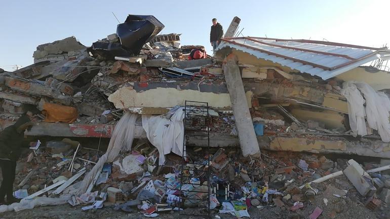 Depremde annesi ve kardeşini kaybeden Dicle Hayat, piyanosuyla hayata tutundu