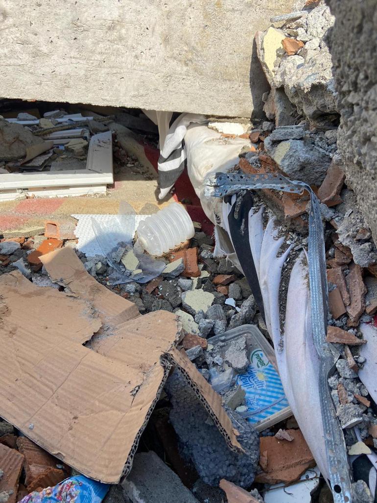 Depremde annesi ve kardeşini kaybeden Dicle Hayat, piyanosuyla hayata tutundu