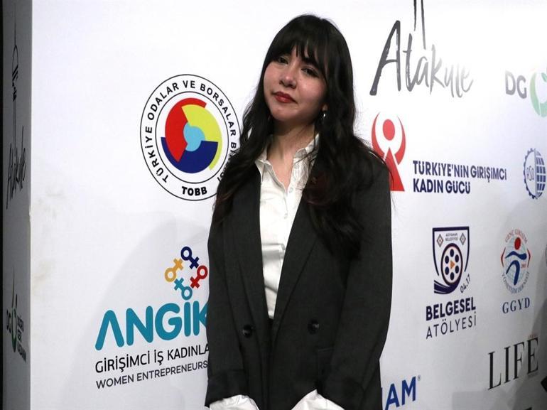 Depremde annesi ve kardeşini kaybeden Dicle Hayat, piyanosuyla hayata tutundu