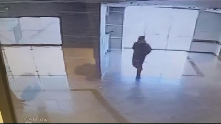Hastane asansörüne tekme atıp, zarar verdi; o anlar kamerada
