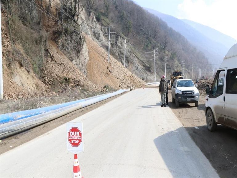 Düzcede heyelan; 4 köy ve 2 mahallenin yolu trafiğe kapatıldı
