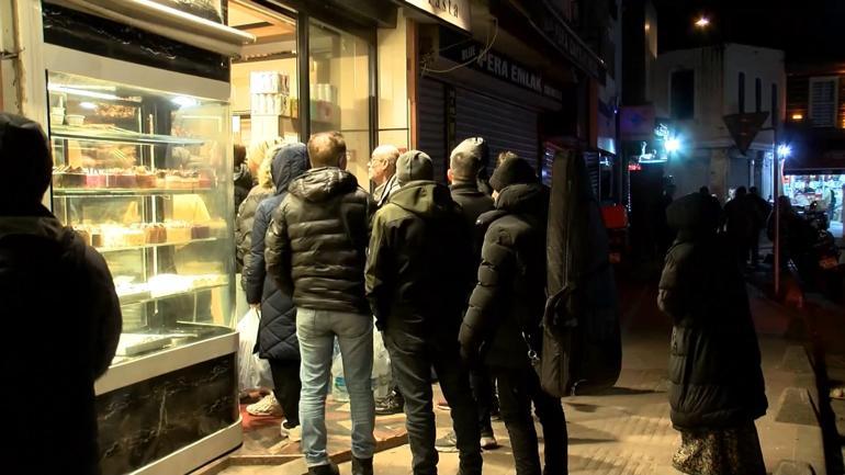 İstanbulda Ramazanın ilk sahurunda pide kuyruğu oluştu, davullar çalındı