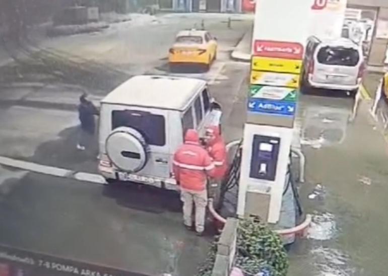 Maslak’ta iş insanına bıçaklı saldırı kamerada: Çalışanlar saldırgana dubalarla vurdu