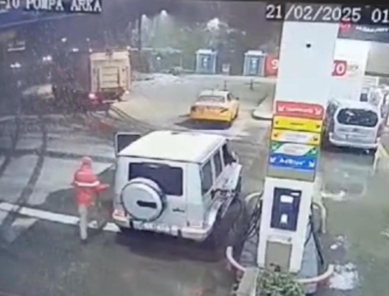 Maslak’ta iş insanına bıçaklı saldırı kamerada: Çalışanlar saldırgana dubalarla vurdu