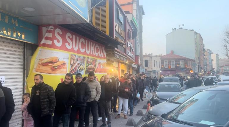 Beyoğlunda ilk iftar öncesi pide kuyruğu