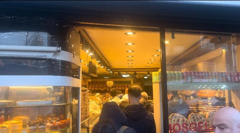 Beyoğlunda ilk iftar öncesi pide kuyruğu