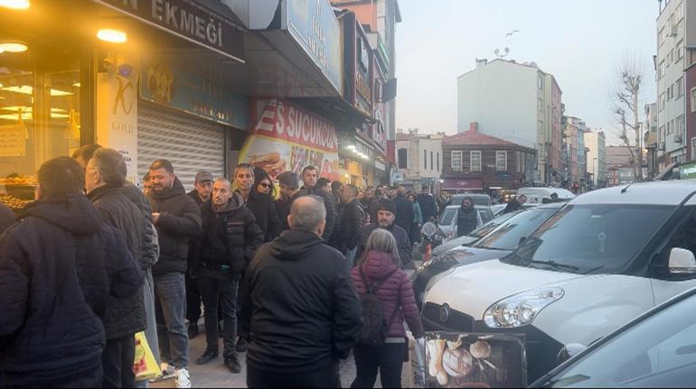 Beyoğlunda ilk iftar öncesi pide kuyruğu