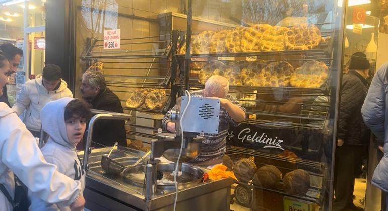 Beyoğlunda ilk iftar öncesi pide kuyruğu