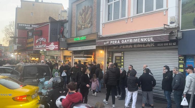 Beyoğlunda ilk iftar öncesi pide kuyruğu