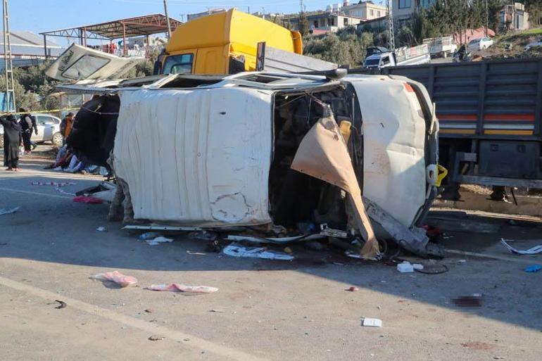 Hatayda minibüs ile TIR çarpıştı; 6 ölü, 8 yaralı