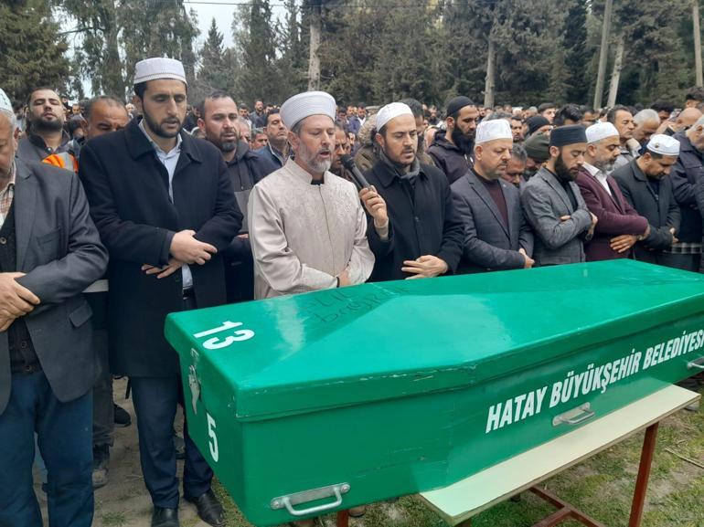 TIR’a çarpan minibüste ölen 6 işçi toprağa verildi