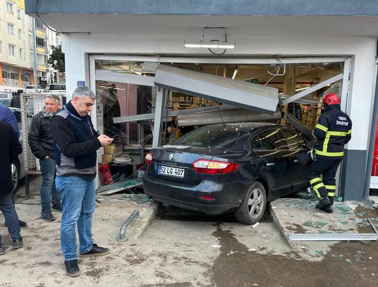 Otomobilin markete daldığı kazanın görüntüleri ortaya çıktı