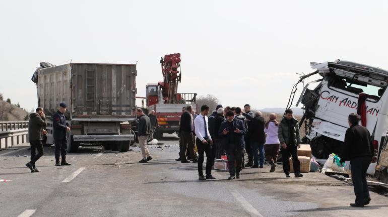 Bilecik’te TIR, yolcu otobüsüne çarptı; 11 yaralı