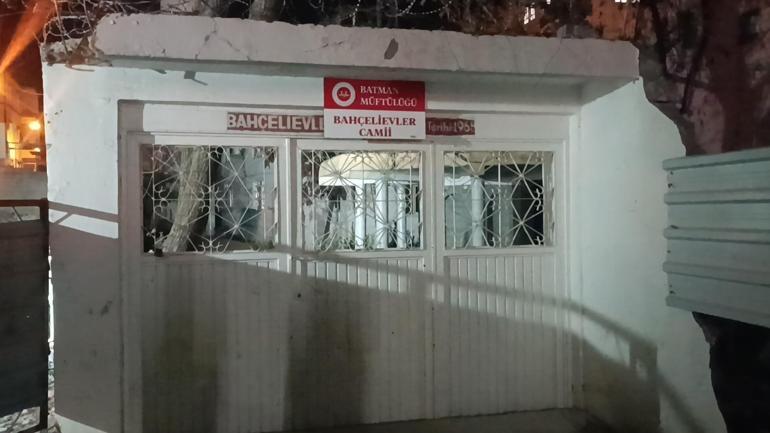 Teravihte yangın çıktı; namaza devam ettiği anlar kamerada